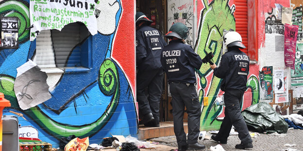 Polizei vor dem Laden Friedel54 Polizei vor dem Laden Friedel54