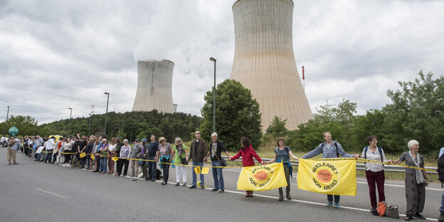 Menschen vor dem Atomkraftwerk Tihange Menschen vor dem Atomkraftwerk Tihange