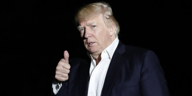 Donald Trump reckt den Daumen Donald Trump reckt den Daumen