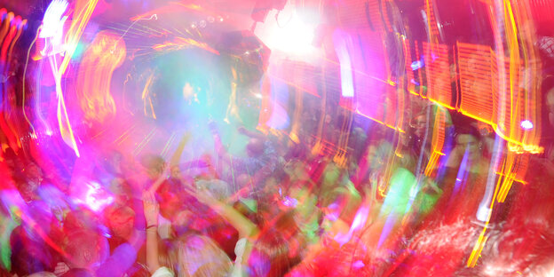 Menschen beim Feiern in einem Nachtclub Menschen beim Feiern in einem Nachtclub