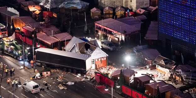 Nachtaufnahme eines Lastzugs der durch einen Weihnachtsmarkt gefahren ist