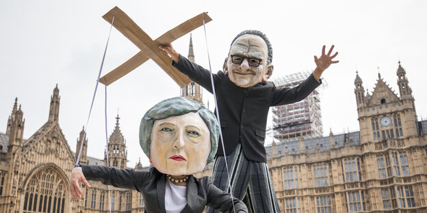 Eine Rupert Murdoch Figur hält eine Marionette von Theresa May Eine Rupert Murdoch Figur hält eine Marionette von Theresa May