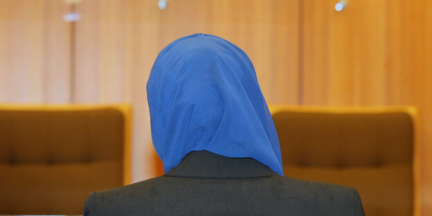 Frau mit Kopftuch in einem Gerichtssaal Frau mit Kopftuch in einem Gerichtssaal