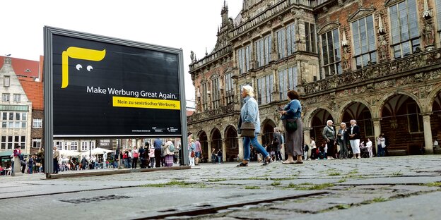 Plakatwand auf dem Bremer Marktplatz, darauf eine abstrakte Darstellung von US-Präsident Domald Trump Plakatwand auf dem Bremer Marktplatz, darauf eine abstrakte Darstellung von US-Präsident Domald Trump