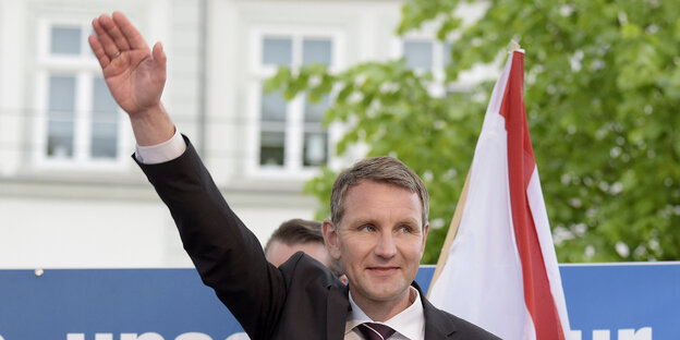 Björn Höcke hebt seinen Arm Björn Höcke hebt seinen Arm