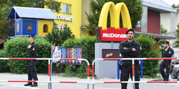 Die McDonald's-Filiale am Münchner Olympia-Einkaufszentrum, davor stehen Polizisten Die McDonald's-Filiale am Münchner Olympia-Einkaufszentrum, davor stehen Polizisten