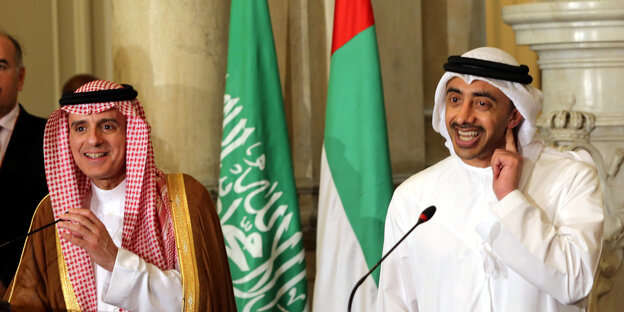 Der saudische Außenminister Adel al-Jubeir und sein Kollege von den Vereinigten Arabischen Emiraten, Abdullah bin Zayed al-Nahyan, stehen breit lächelnd nebeneinander Der saudische Außenminister Adel al-Jubeir und sein Kollege von den Vereinigten Arabischen Emiraten, Abdullah bin Zayed al-Nahyan, stehen breit lächelnd nebeneinander