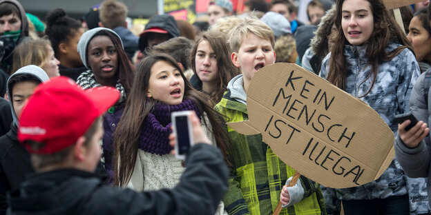 Junge Menschen bei einer Demonstration Junge Menschen bei einer Demonstration