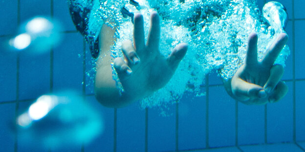 Ein Kind zwischen Blasen im Wasser Ein Kind zwischen Blasen im Wasser