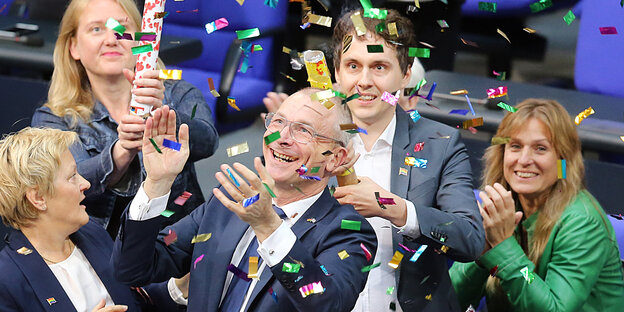 Volker Beck und seine Kollegen freuen sich über Konfetti, das durch die Luft fliegt Volker Beck und seine Kollegen freuen sich über Konfetti, das durch die Luft fliegt