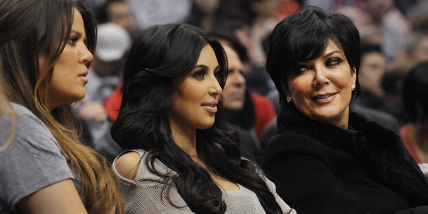Khloe und Kim Kardashian sitzen neben ihrer Mutter Kris Jenner Khloe und Kim Kardashian sitzen neben ihrer Mutter Kris Jenner