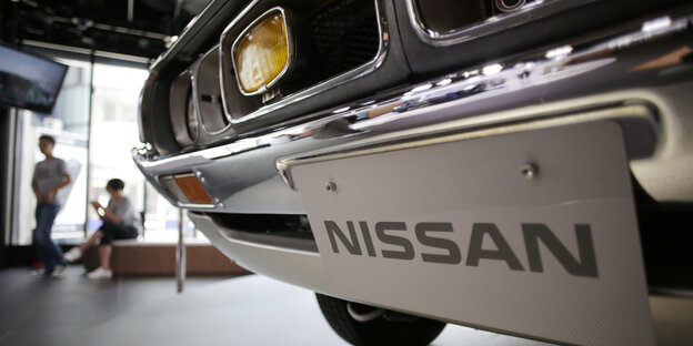 Nissan-Modell in einem Showroom in Tokio Nissan-Modell in einem Showroom in Tokio