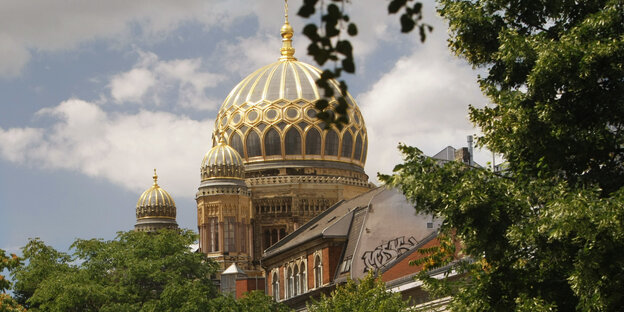 Berliner Synagoge daneben Bäume Berliner Synagoge daneben Bäume