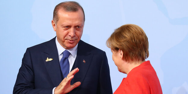 Ein Mann hebt die Hand, daneben eine Frau Ein Mann hebt die Hand, daneben eine Frau