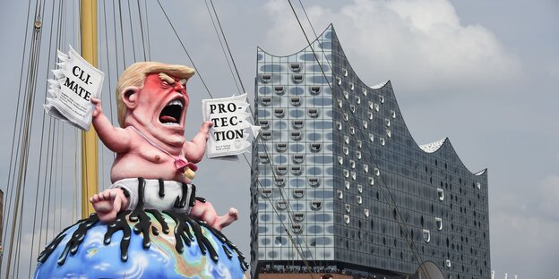 Eine Pappfigur vor einem Hochhaus Eine Pappfigur vor einem Hochhaus