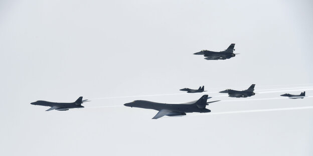Zwei US-Langstreckenbomber vom Typ B-1B Lancer, amerikanische F16-Maschinen und südkoreanische F15-Kampfjets fliegen Zwei US-Langstreckenbomber vom Typ B-1B Lancer, amerikanische F16-Maschinen und südkoreanische F15-Kampfjets fliegen