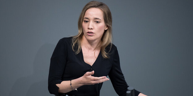 Kristina Schröder gestikuliert an einem Pult Kristina Schröder gestikuliert an einem Pult