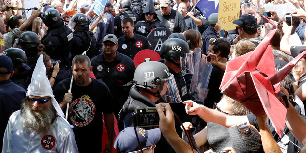 Eine große Gruppe von Demonstranten und Gegendemonstranten