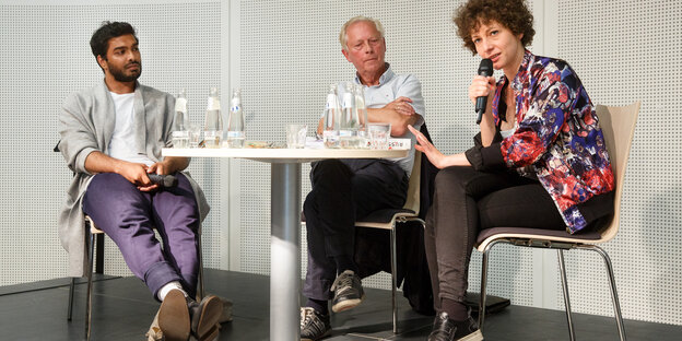 Zwei junge Autorinnen und ein Moderator auf der Bühne des Literaturfestivals Litpotsdam. Zwei junge Autorinnen und ein Moderator auf der Bühne des Literaturfestivals Litpotsdam.