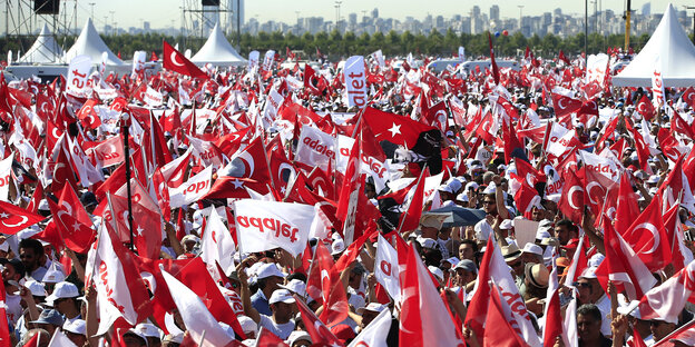 Viele Menschen mit Türkei-Flaggen Viele Menschen mit Türkei-Flaggen