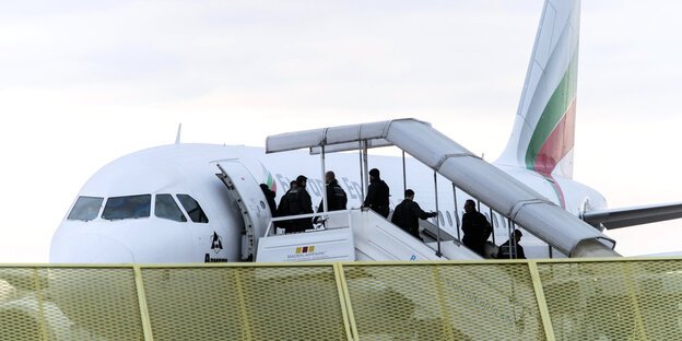 Menschen steigen in ein Flugzeug Menschen steigen in ein Flugzeug