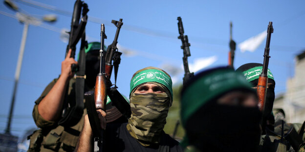 Hamas-Kämpfer mit Gewehren Hamas-Kämpfer mit Gewehren