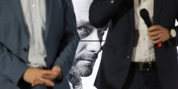 Im Hintergrund ist das Gesicht von Lindner in schwarz-weiß auf einem großen Plakat zu sehen Im Hintergrund ist das Gesicht von Lindner in schwarz-weiß auf einem großen Plakat zu sehen