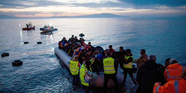 Flüchtlinge in einem Schlauchboot Flüchtlinge in einem Schlauchboot