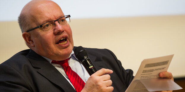 Peter Altmaier hält einen Zettel in der Hand Peter Altmaier hält einen Zettel in der Hand