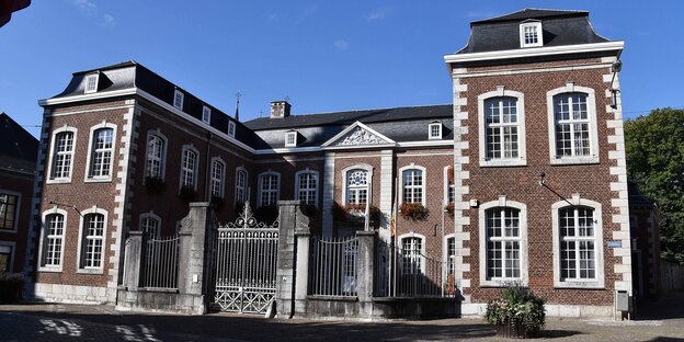 Ein schlossähnliches Gebäude vor blauem Himmel Ein schlossähnliches Gebäude vor blauem Himmel