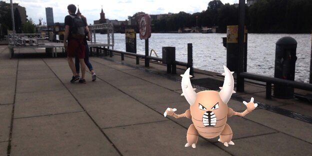 Ein Foto des Spreeufers, im Vordergrund ein virtuelles Pokémon Ein Foto des Spreeufers, im Vordergrund ein virtuelles Pokémon
