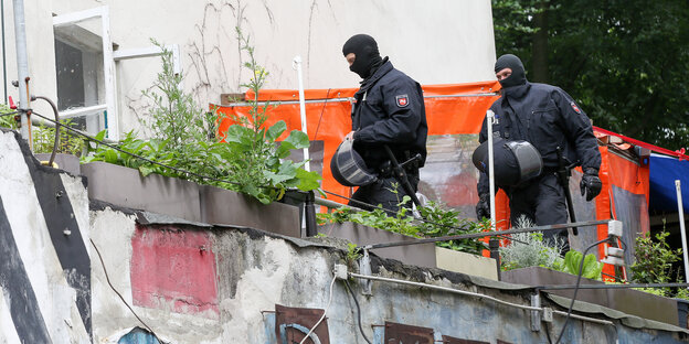 Vermummte Polizisten bei der Durchsuchung Vermummte Polizisten bei der Durchsuchung