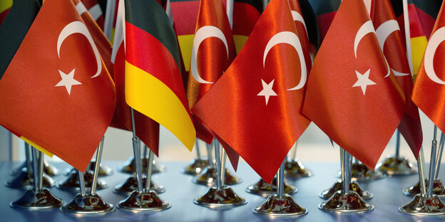Türkische und deutsche Fähnchen Türkische und deutsche Fähnchen