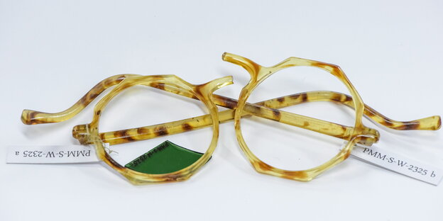 Eine gelb-braun gestreifte Hornbrille Eine gelb-braun gestreifte Hornbrille