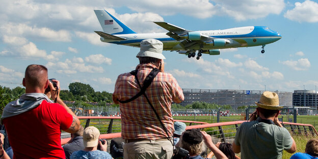 Menschen fotografieren ein Flugzeug Menschen fotografieren ein Flugzeug