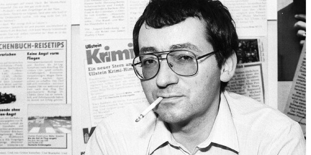 Ein Schwarzweiß-Foto des Autors Jörg Fauser mit einer Zigarette im Mund Ein Schwarzweiß-Foto des Autors Jörg Fauser mit einer Zigarette im Mund