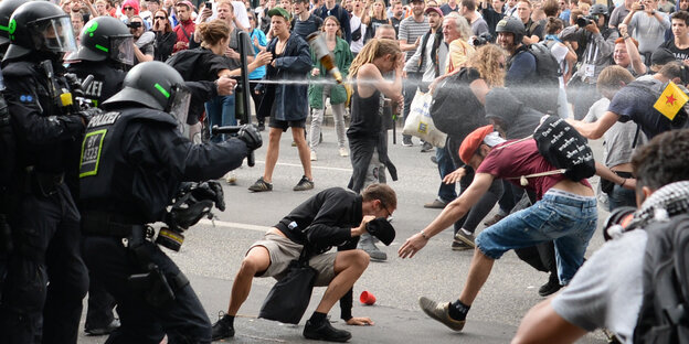 Polizisten sprühen Tränengas auf Demonstranten Polizisten sprühen Tränengas auf Demonstranten