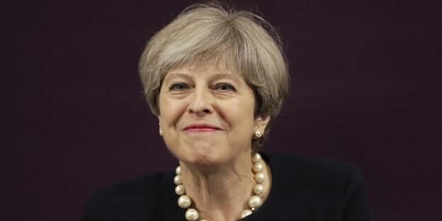Theresa May lächelt Theresa May lächelt