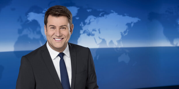 Nachrichtensprecher Jens Riewa lächelt in die Kamera Nachrichtensprecher Jens Riewa lächelt in die Kamera