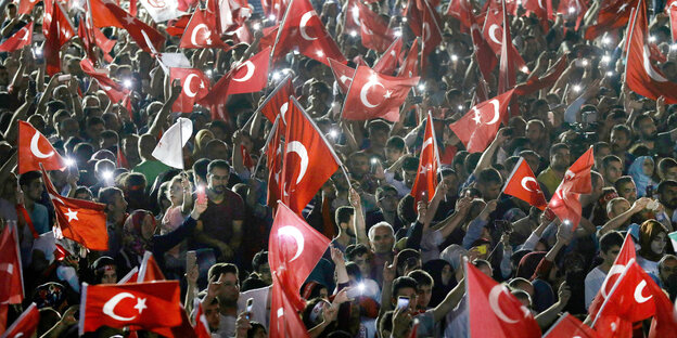 Menschenmenge mit türkischen Flaggen Menschenmenge mit türkischen Flaggen