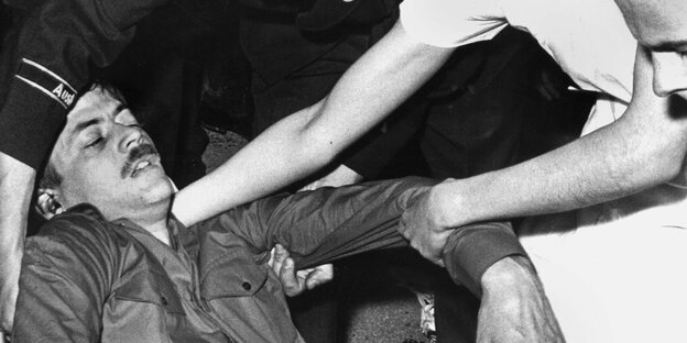 Der erschossene Benno Ohnesorg wird am 2. Juni 1967 von Helfenden gehalten Der erschossene Benno Ohnesorg wird am 2. Juni 1967 von Helfenden gehalten