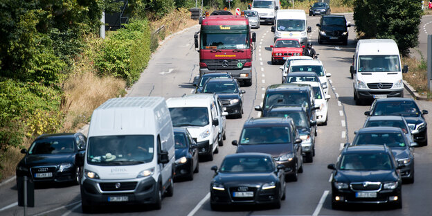 Eine vierspurige Straße mit vielen Autos Eine vierspurige Straße mit vielen Autos