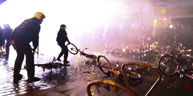 Polizisten bei den G20-Protesten in Hamburg, am Boden liegen Fahrräder Polizisten bei den G20-Protesten in Hamburg, am Boden liegen Fahrräder