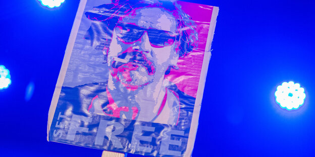 Ein Schild mit der Aufschrift «Free» und einem Bild des inhaftierten Journalisten Deniz Yücel wird am 15.06.2017 in Hamburg im Szeneclub «Uebel & Gefährlich» bei einem Solidaritätsabend Yücel gehalten. Musiker, Schriftsteller und weitere Künstler haben ih Ein Schild mit der Aufschrift «Free» und einem Bild des inhaftierten Journalisten Deniz Yücel wird am 15.06.2017 in Hamburg im Szeneclub «Uebel & Gefährlich» bei einem Solidaritätsabend Yücel gehalten. Musiker, Schriftsteller und weitere Künstler haben ih