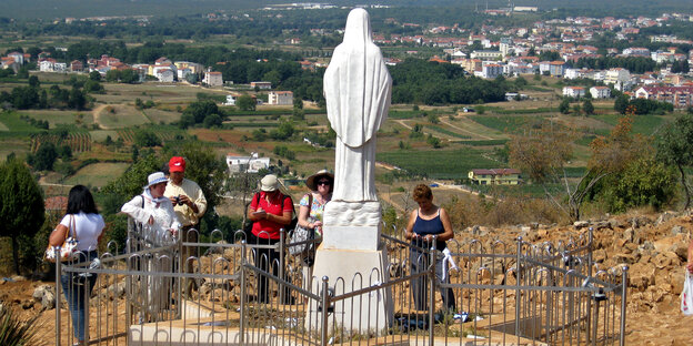 Marienstatue auf Berg, Touristen Marienstatue auf Berg, Touristen