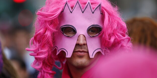 Ein Mann trägt eine pinke Perrücke und eine pinke Maske mit Krone auf dem G20-Gipfel-Protest Ein Mann trägt eine pinke Perrücke und eine pinke Maske mit Krone auf dem G20-Gipfel-Protest
