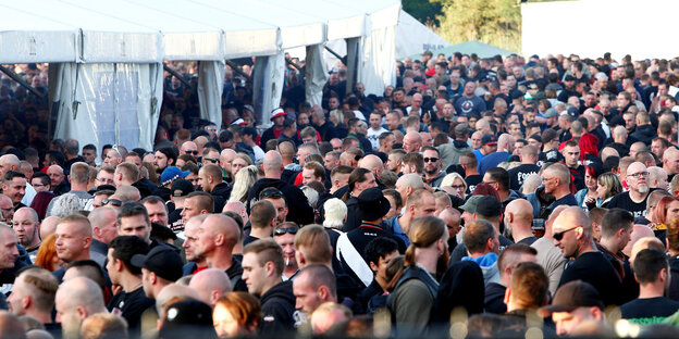 Eine Menschenmenge vor einem Festzelt Eine Menschenmenge vor einem Festzelt
