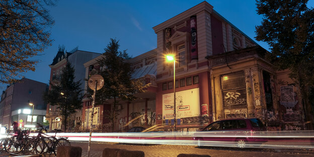 ein mit Graffiti besprühtes Gebäude bei Nacht ein mit Graffiti besprühtes Gebäude bei Nacht