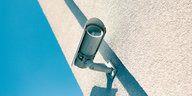 Überwachungskamera an einer Häuserwand