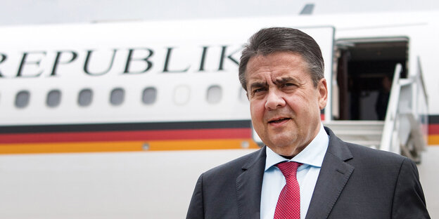 Sigmar Gabriel vor einem Flugzeug Sigmar Gabriel vor einem Flugzeug